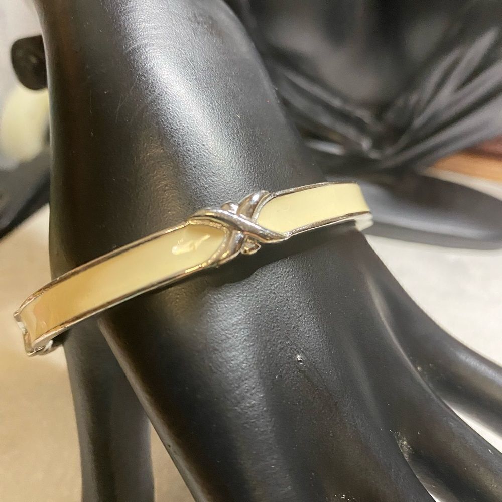VINTAGE Trifari bangle bracelet